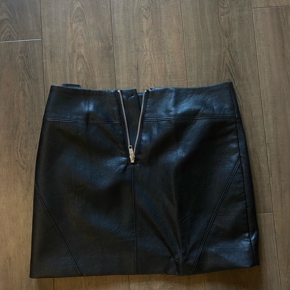 Black leather skirt - Picture 2 of 4